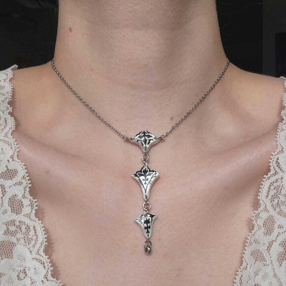 Vintage romantic gothic unique iridescent white pearl floral rosary necklace - Picture 8 of 8